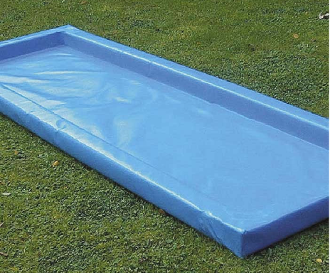Blauer, flacher Pool auf grünem Gras.
